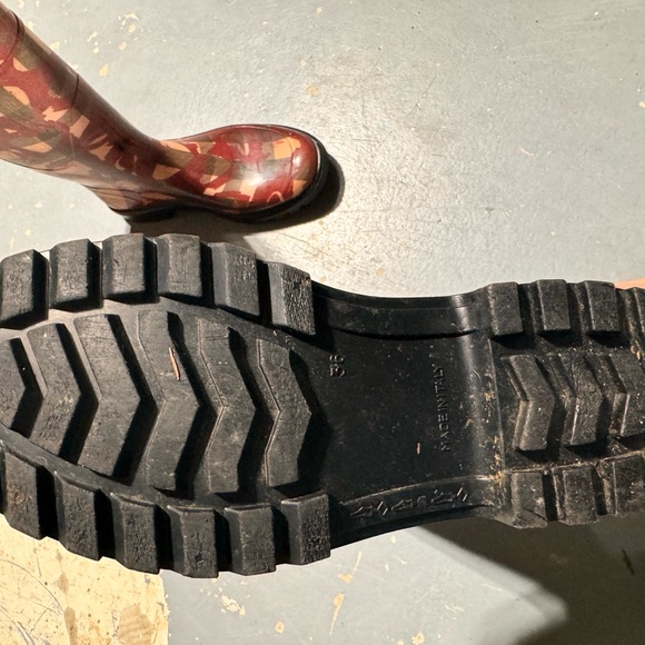 Burberry rain boots ☔️💗 - Picture 5 of 6